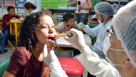 Estudantes passam por triagem odontológica