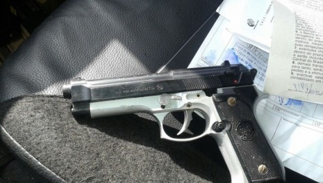 Pistola de brinquedo encontrada em carro acidentado