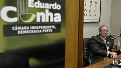 Eduardo Cunha em seu gabinete, na C&acirc;mara: policial que trabalhava para doleiro preso na Lava-Jato disse, em depoimento, ter levado dinheiro &agrave; casa do peemedebista no Rio  
