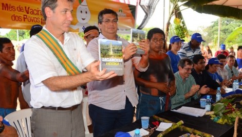 Governador Flávio Dino e ministro Chioro durante visita à Aldeia São José, em Montes Altos.