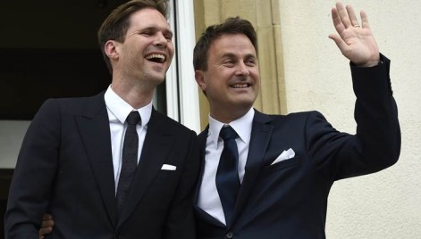 Primeiro-ministro luxemburgu&ecirc;s Xavier Bettel ao lado de seu companheiro arquiteto belga Gauthier Destenay durante o casamento, em Luxemburgo