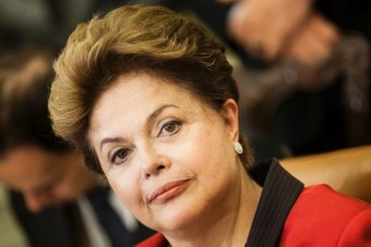 Dilma Rousseff, se reunirá amanhã com auxiliares no Palácio da Alvorada para discutir o corte no Orçamento 