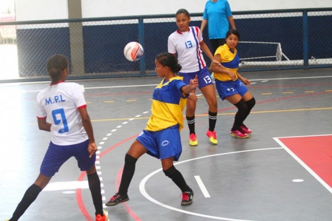 JEMs com jogos de futsal basquete