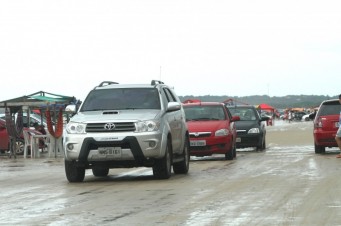Circulação de carros na praia do Araçagi