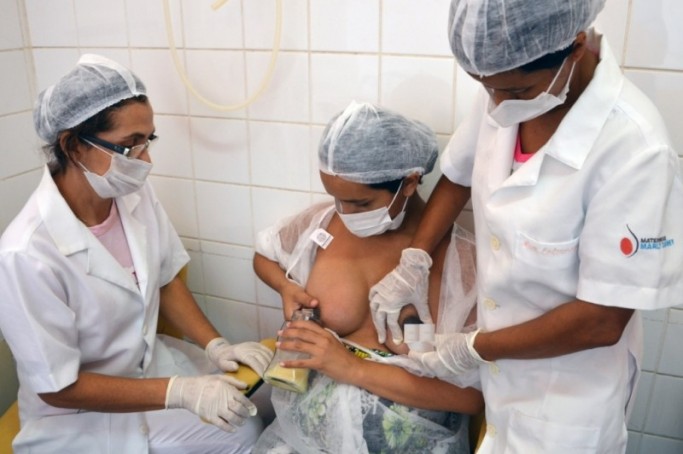Acompanhamento da m&atilde;e no momento da doa&ccedil;&atilde;o de leite na maternidade estadual.