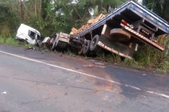 Colisão entre dois caminhos deixa vitima fatal