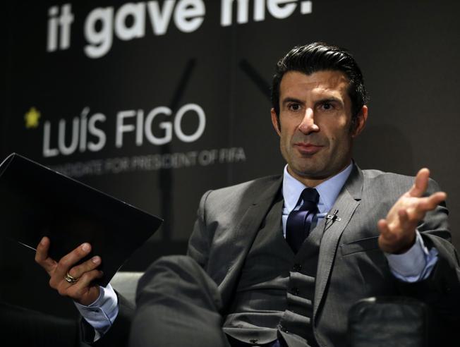 Figo desiste de candidatura à presidência da Fifa