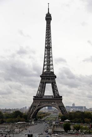 Torre Eiffel n&atilde;o abriu nesta sexta por greve de trabalhadores