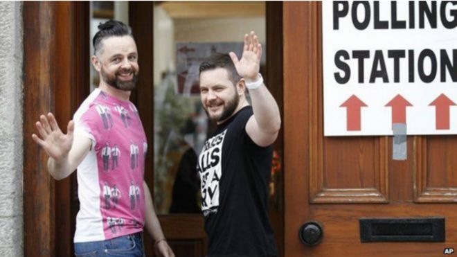Mais de 3,2 milhões de pessoas foram às urnas - muitos irlandeses que não moram no país voltaram só para participar da votação.