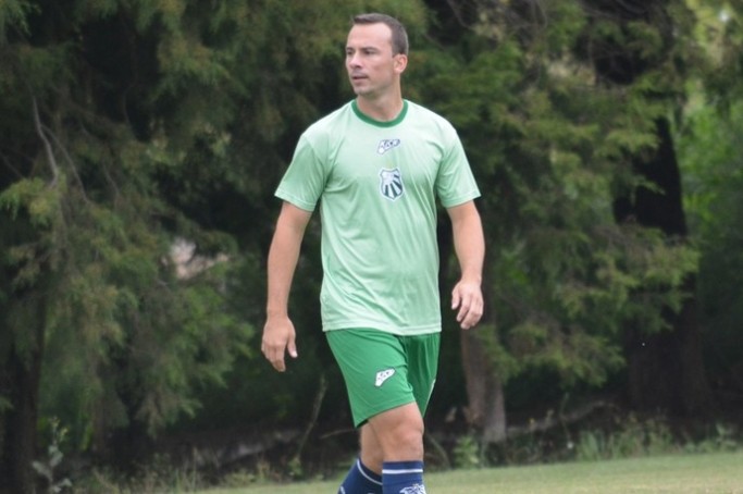 Sampaio anuncia contratação do zagueiro Plínio