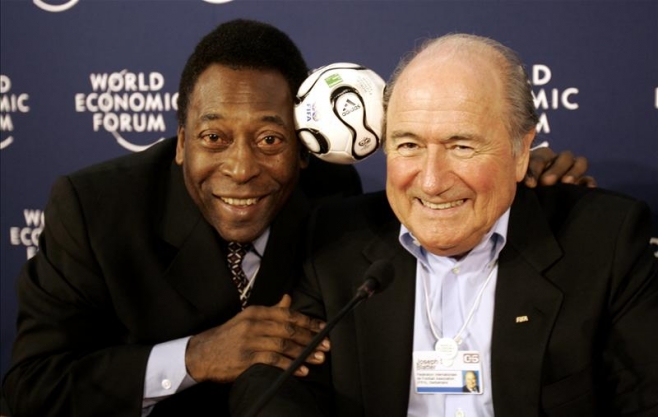 "Claro que na vida são necessárias algumas mudanças, mas apoio Blatter", disse o ex-jogador Pelé