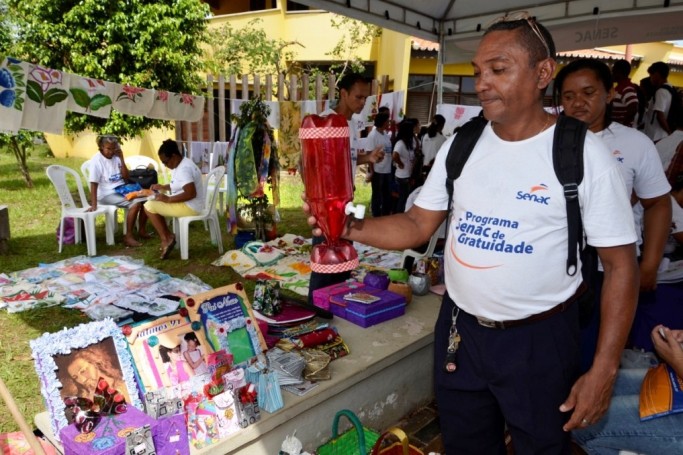 J&uacute;lio Amorim, paciente do CAPS ad, expondo seus trabalhos artesanais feitos com garrafas pets.