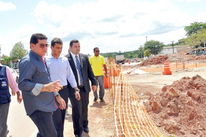 Deputados visitam obra da BR 135