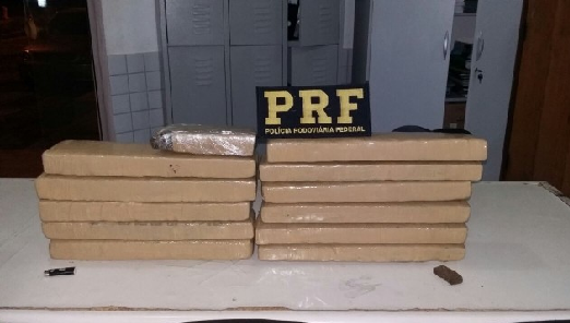 Onze tabletes de maconha são apreendidos pela PRF em micro-ônibus