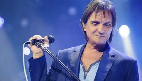 SAO PAULO, BRAZIL - APRIL 30: The singer Roberto Carlos performs live on stage at Espaco das Americas on April 30 in Sao Paulo, Brazil. (Photo by Mauricio Santana/LatinContent/Getty Images)