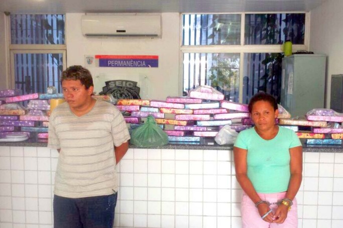 Mãe e filho são presos com 80 tabletes de maconha.