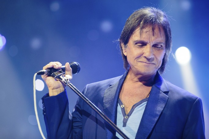 SAO PAULO, BRAZIL - APRIL 30: The singer Roberto Carlos performs live on stage at Espaco das Americas on April 30 in Sao Paulo, Brazil. (Photo by Mauricio Santana/LatinContent/Getty Images)