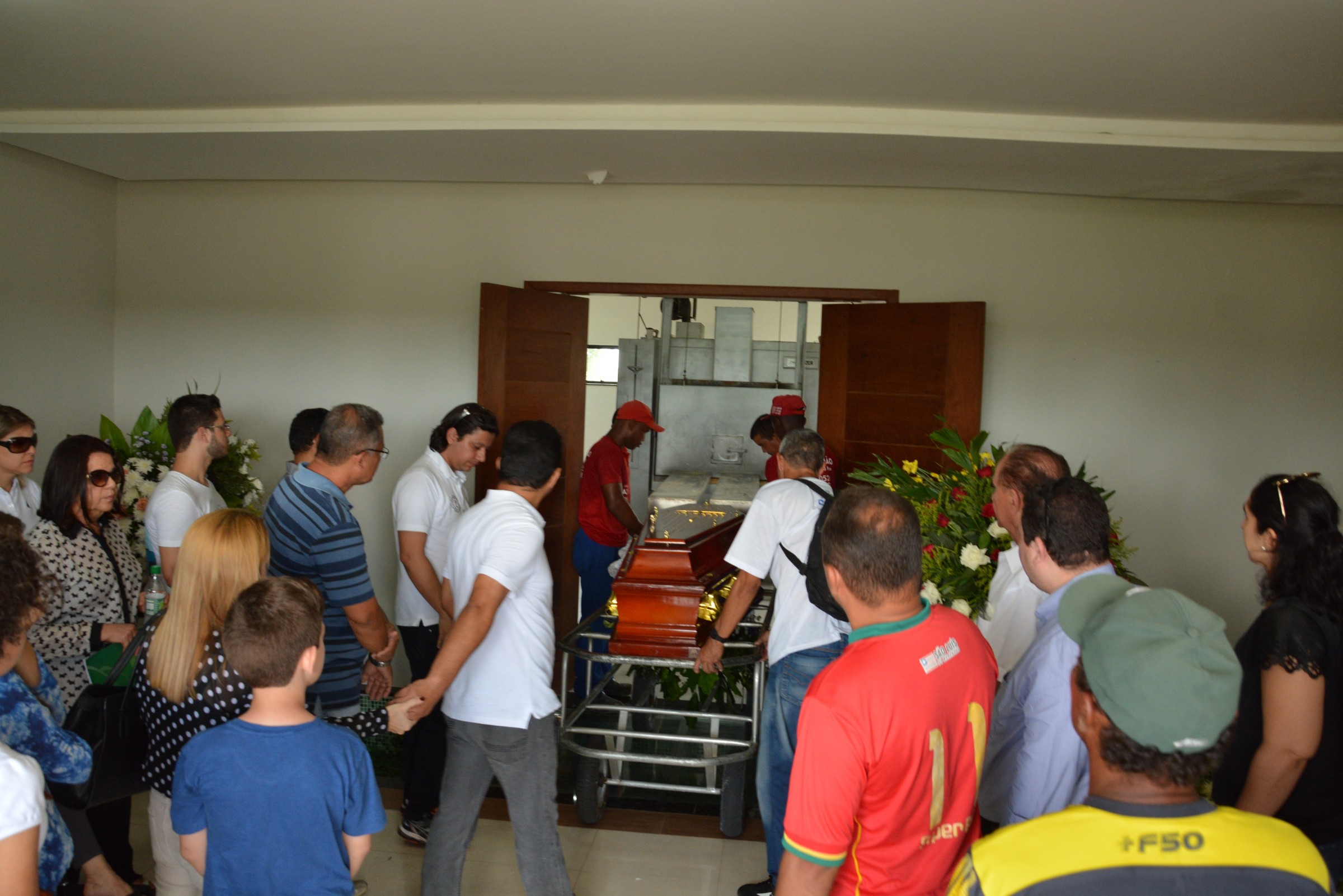 Corpo de Herbert Fontenele no crematório da Pax União