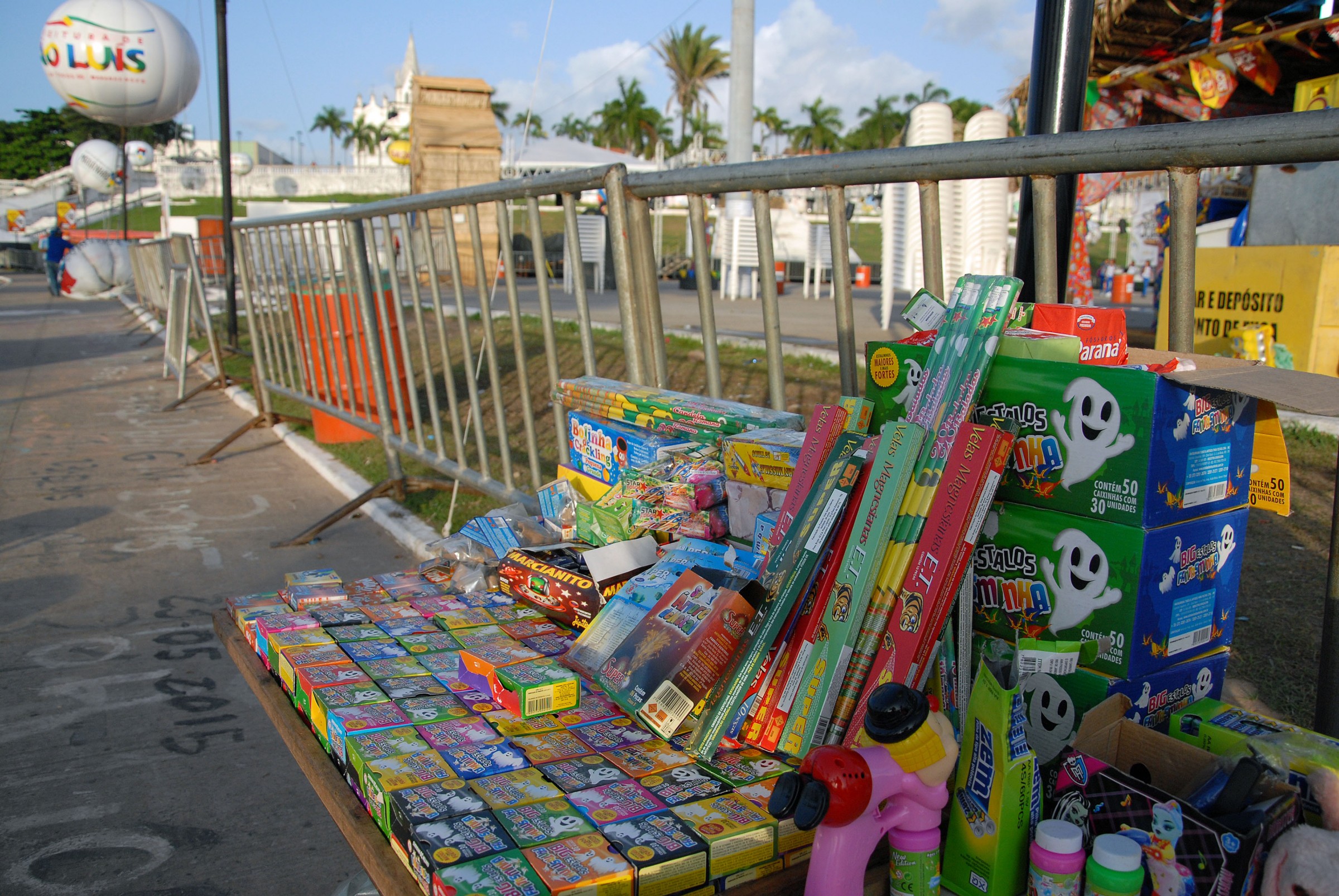 Venda de Bomba e Fogos de Artifícios nos arraiais de São Luis.