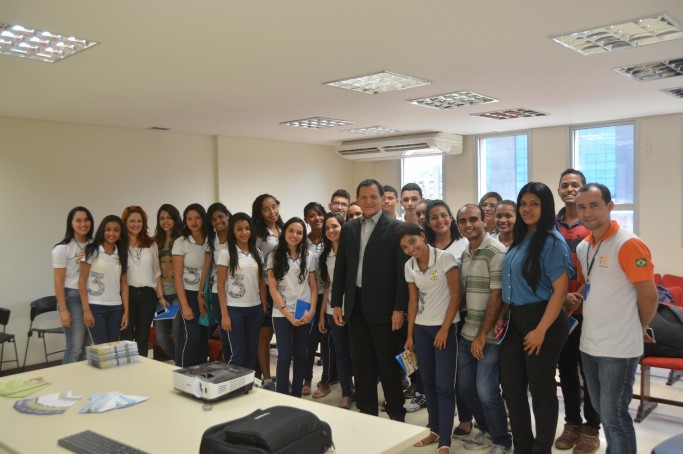 Alunos da escola CEM Cidade de S&atilde;o Lu&iacute;s realizam visita ao jornal O Imparcial