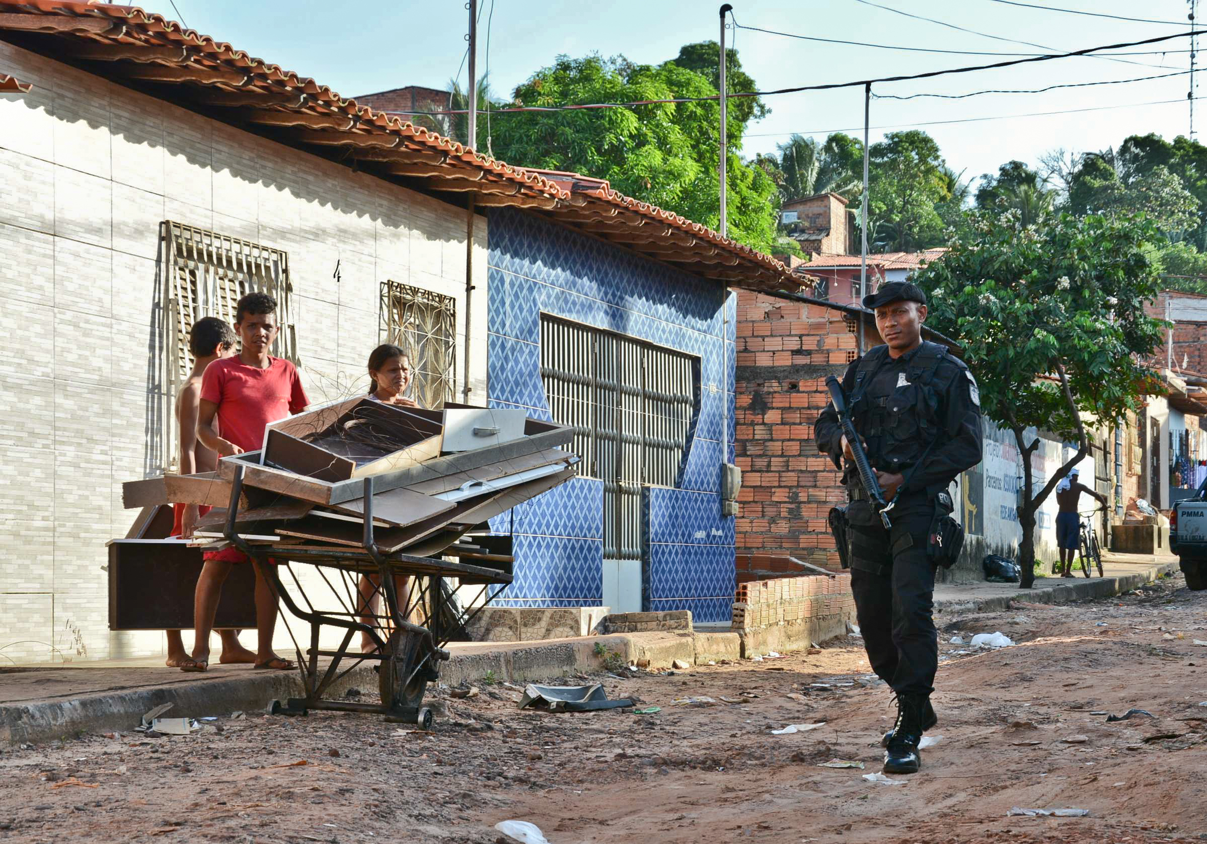 Devido à onda de violência no bairro (Vila Natal) Coroadinho, policiamento é reforçado.