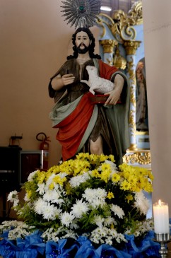 Igreja e imagem de São João.