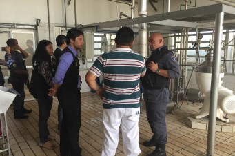 Equipe do Procon, acompanhada da Polícia Militar, no momento da interdição da fábrica de laticínios