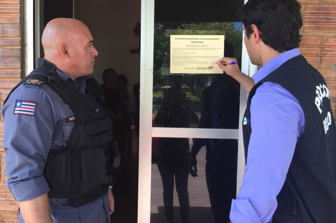 Equipe do Procon, acompanhada da Polícia Militar, no momento da interdição da fábrica de laticínios