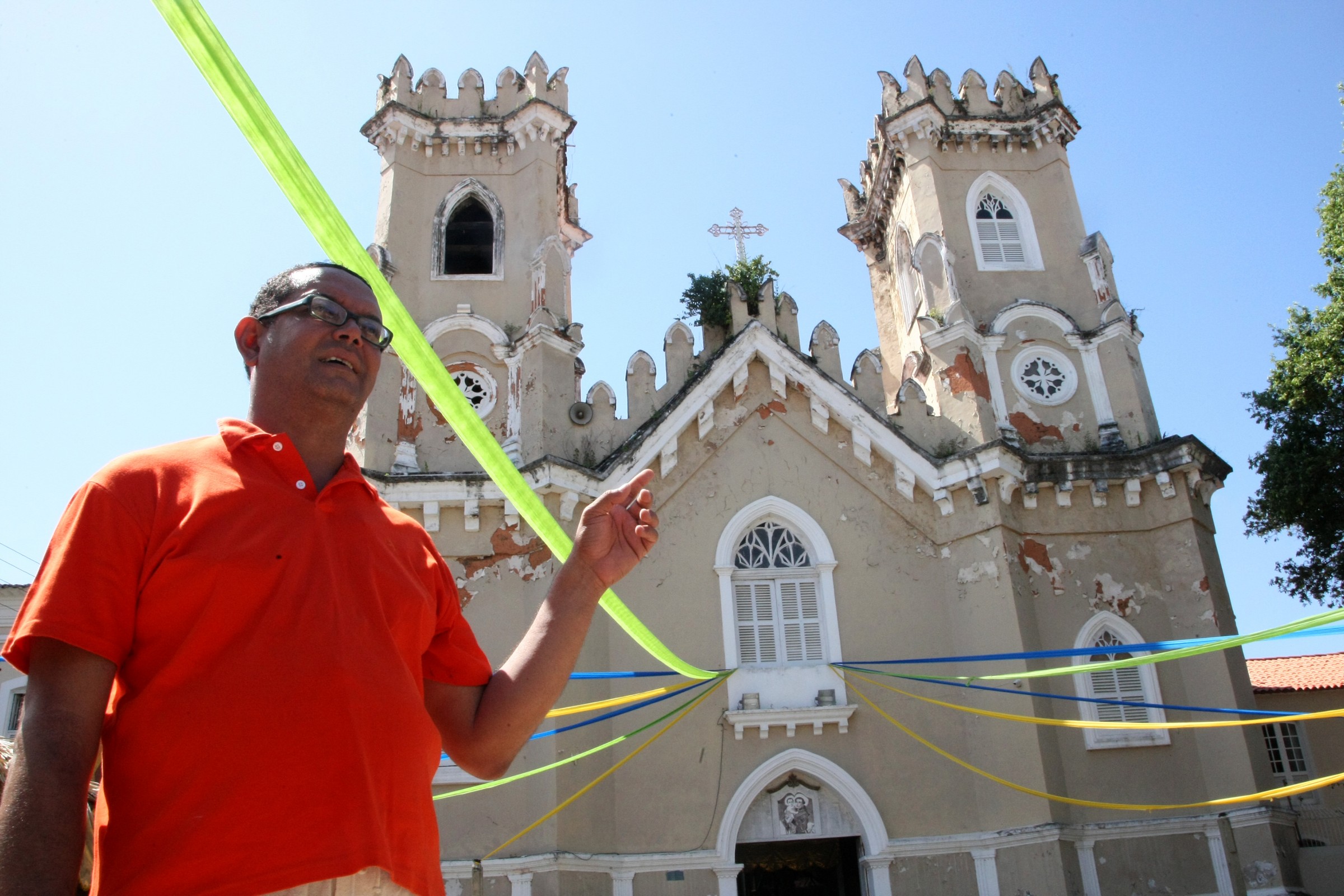 Sebastião júnior em frente igreja de Santo Antonio, fala de Santos padoeiros