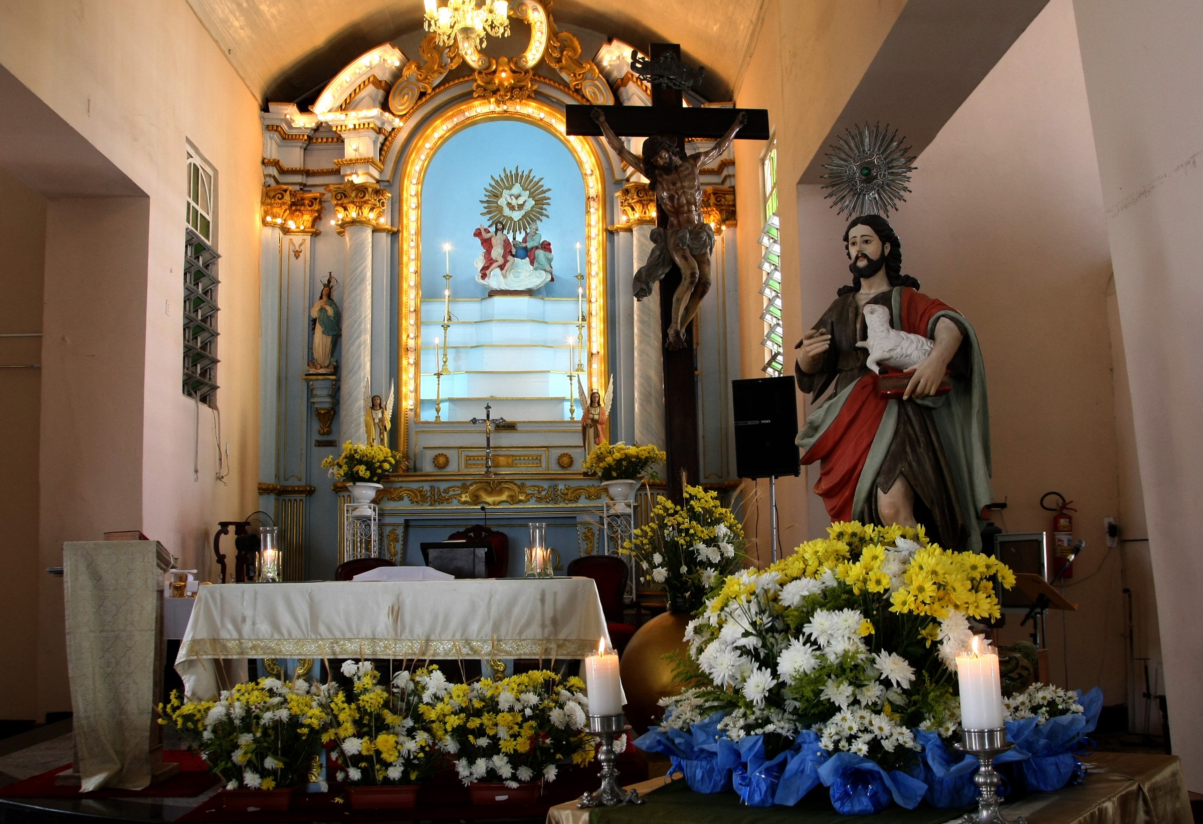 Igreja e imagem de São João.