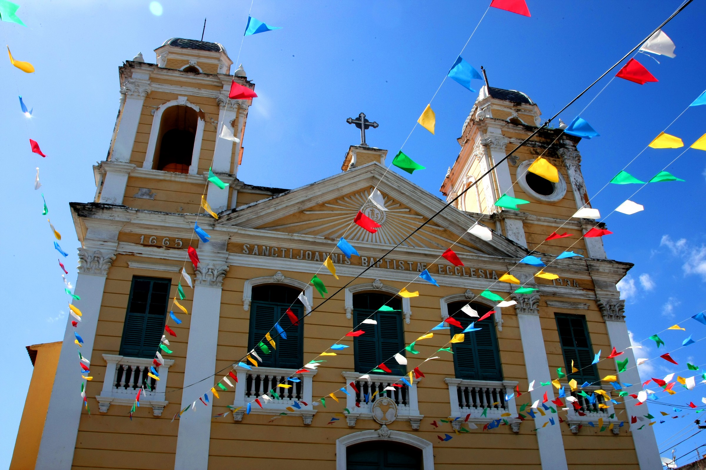 Igreja e imagem de São João.