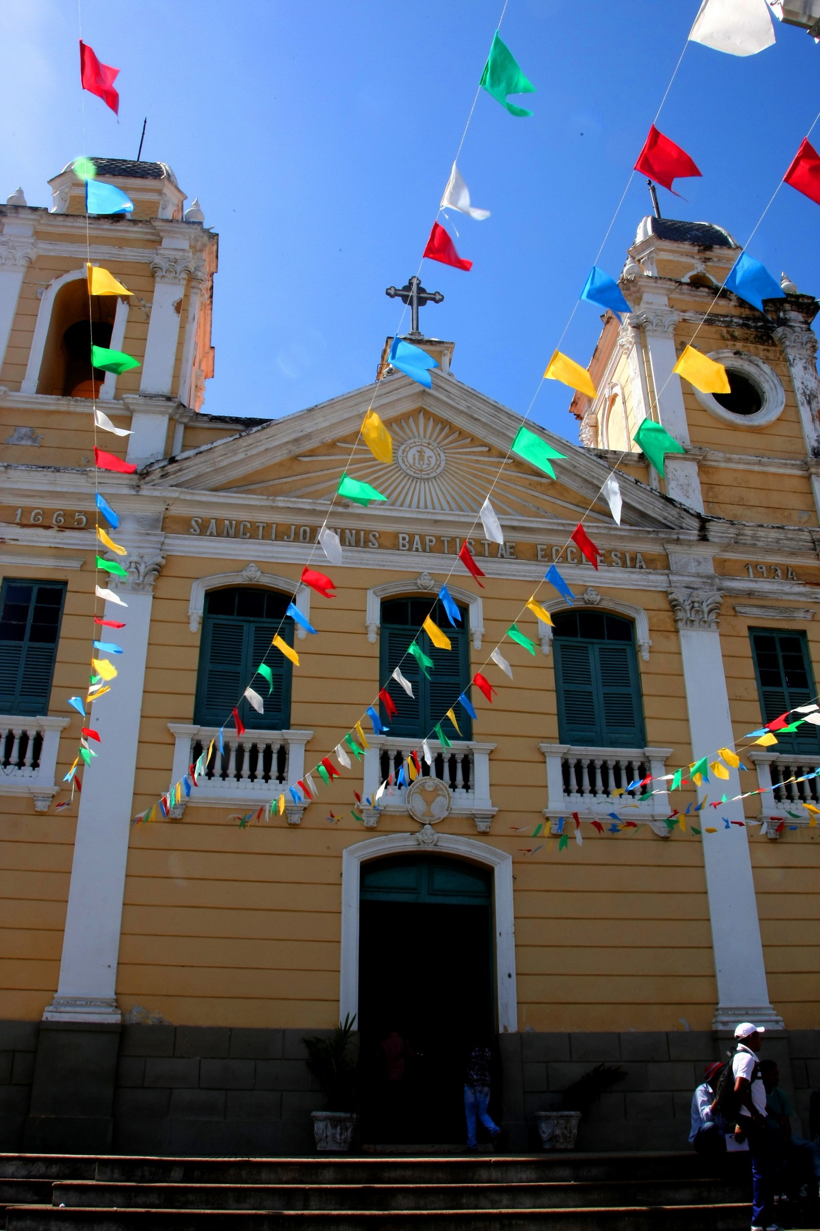Igreja e imagem de São João.