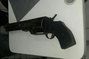 Seis suspeitos são presos com arma de fogo de grosso calibre