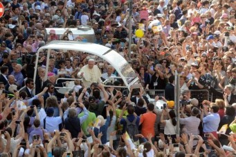 Em visita ao Santo Sud&aacute;rio, Papa critica m&aacute;fia e corrup&ccedil;&atilde;o
