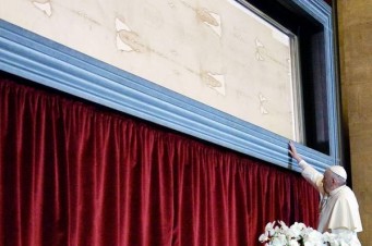 Em visita ao Santo Sud&aacute;rio, Papa critica m&aacute;fia e corrup&ccedil;&atilde;o