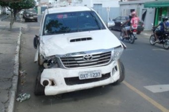 Homem com carro roubado bate em viatura policial durante persegui&ccedil;&atilde;o 