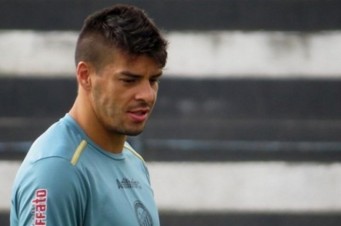 Atacante Douglas acertou com o Sampaio 