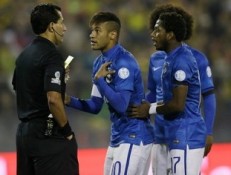 Neymar discute com o &aacute;rbitro sobre o cart&atilde;o que levou 