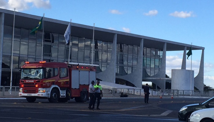 Suspeita de bomba isola &aacute;rea em frente ao Pal&aacute;cio do Planalto