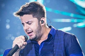 Cantor Cristiano Ara&uacute;jo e namorada morrem em grave acidente 