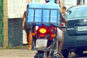 &Aacute;gua mineral comercializada na capital pode estar contaminada