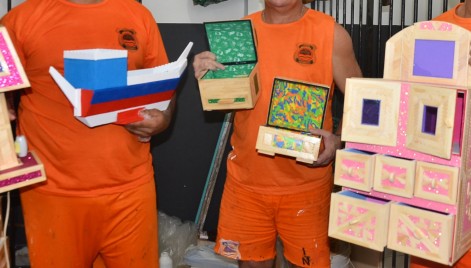 Internos da Unidade Prisional de Paço do Lumiar mostram artesanato confeccionados na oficina