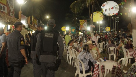  Policiais militares garantindo a seguran&ccedil;a no arraial do Ipem