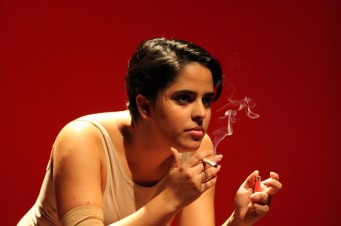 Cena do espetáculo com a atriz Luna Gandra