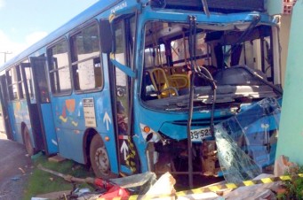 O &ocirc;nibus se chocou em uma moto, o motorista perdeu o controle da dire&ccedil;&atilde;o e bateu de frente a um muro 