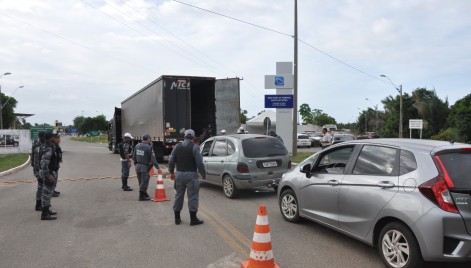 Policiais militares durante operação realizada no Terminal Ponta da Espera