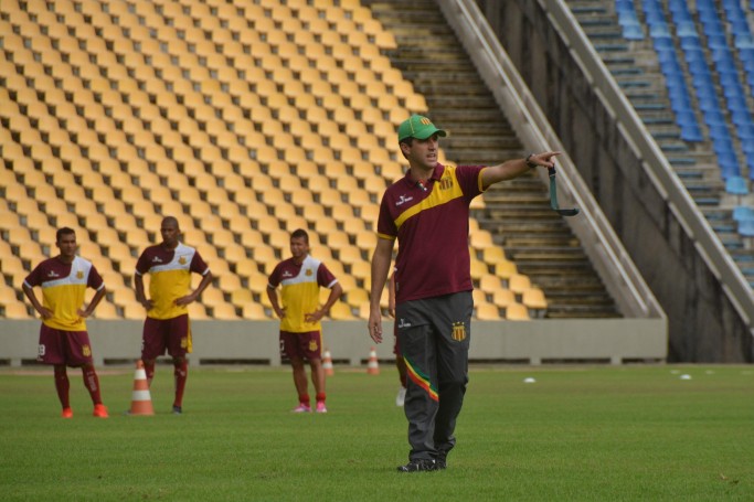 L&eacute;o Cond&eacute; refor&ccedil;a o meio campo