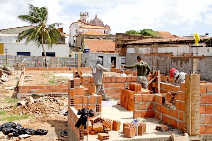 Prefeitura executa obra para transformar Praça do Pescador em espaço de lazer