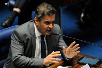 Senador Aécio Neves é reeleito para mais um mandato de dois anos na presidência nacional do PSDB