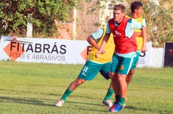 O volante Robson Simpl&iacute;cio foi dispensado duas vezes do clube em menos de dois meses